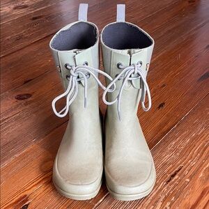 BOGS Green Rain Boots Womens US 8 EU 39 Flora 2-Eye Boot